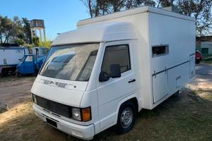 Mercedes Benz MB100 paninoteca con vetrina a banco