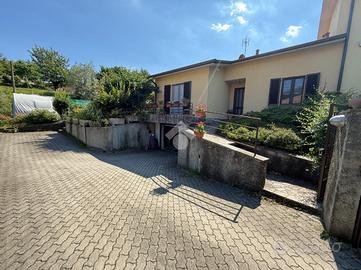 PORZIONE DI TRIFAMILIARE A CALCO