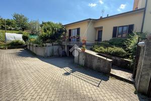 PORZIONE DI TRIFAMILIARE A CALCO