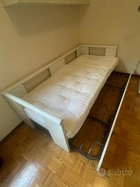 Letto e cassettone estraibile con comodino
