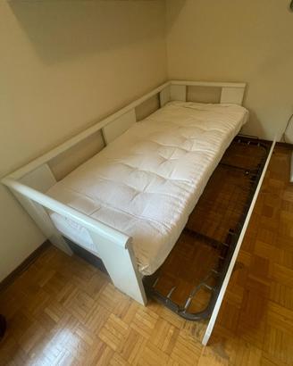 Letto e cassettone estraibile con comodino