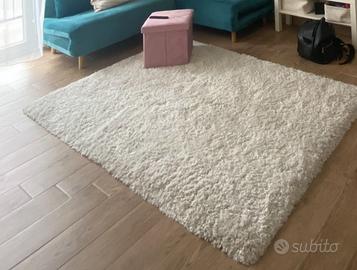 Tappeto a pelo lungo bianco.