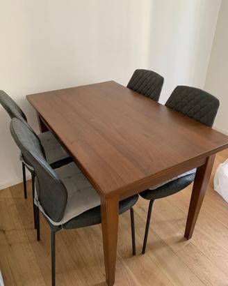 Tavolo in legno e sedie