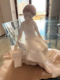 Statuina in Porcellana ragazza con uccellino