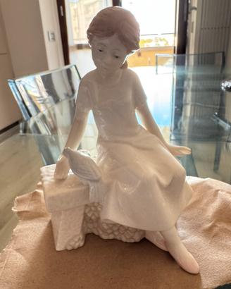 Statuina in Porcellana ragazza con uccellino