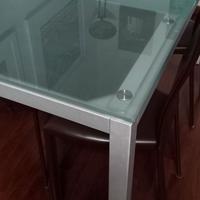 Tavolo allungabile con piano in vetro