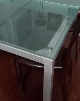 Tavolo allungabile con piano in vetro