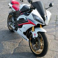 Sportiva Yamaha R6 accessoriata