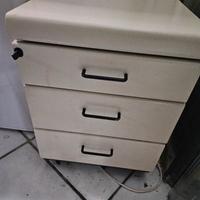 cassettiera con rotelle (ne manca una)