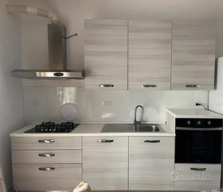 Cucina con elettrodomestici