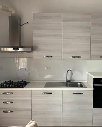 Cucina con elettrodomestici