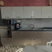 Cucina con ante in vetro