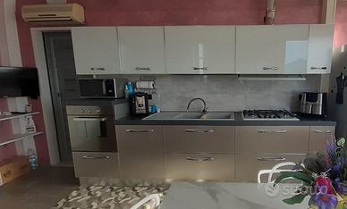 Cucina con ante in vetro