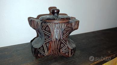 Vaso con coperchio in legno intagliato a mano 