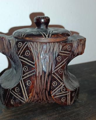 Vaso con coperchio in legno intagliato a mano 