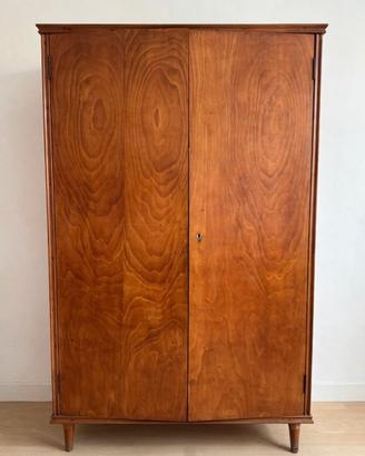 Armadio in legno due ante cassetti e specchio