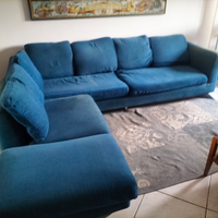 Divano blu ad angolo