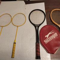 due racchette vintage da tennis e due badminton