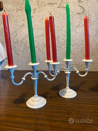 Coppia di candelabri vintage in metallo bianco