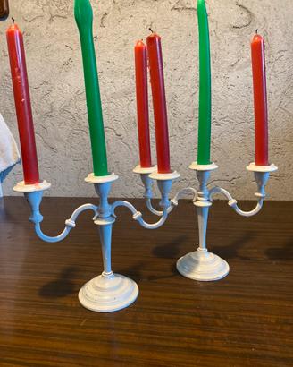 Coppia di candelabri vintage in metallo bianco