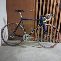 Bici da corsa de rosa in alluminio