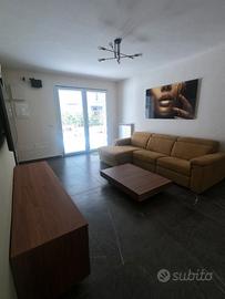 soggiorno divano, madia, quadro , tavolo.