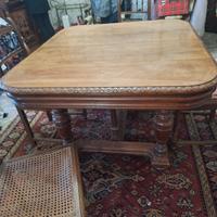 Tavolo con sei sedie