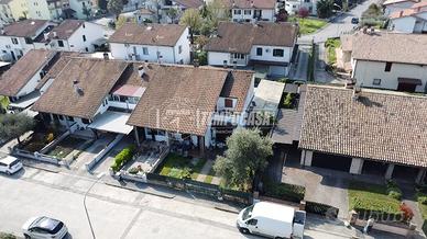 Villa a schiera con giardino libera subito