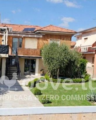 Villa di 211 m² con 5 locali e box auto a Cassano 