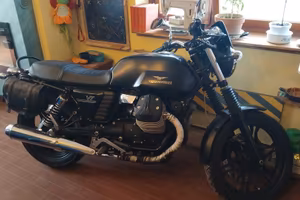 moto guzzi v7 stone