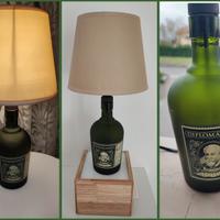 Lampada realizzata con bottiglie