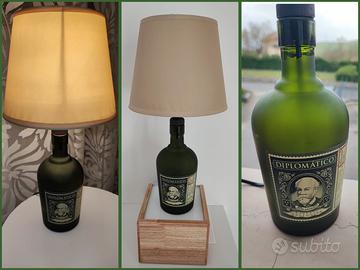 Lampada realizzata con bottiglie