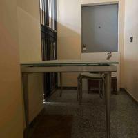 Tavolo in vetro con struttura in metallo