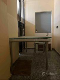 Tavolo in vetro con struttura in metallo