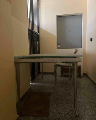 Tavolo in vetro con struttura in metallo