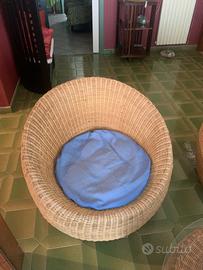 Poltroncine in vimini e tavolino