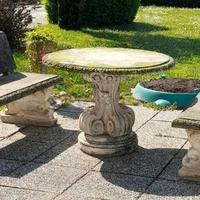 Tavolo da giardino con due panchine in cemento
