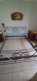 Letto matrimoniale in ferro battuto