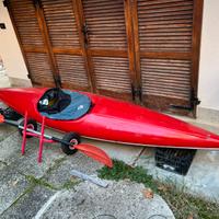 Canoa con paraspruzzi, pagaia e carrello