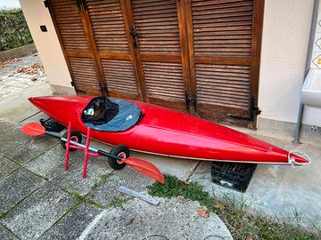 Canoa con paraspruzzi, pagaia e carrello