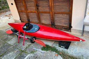 Canoa con paraspruzzi, pagaia e carrello