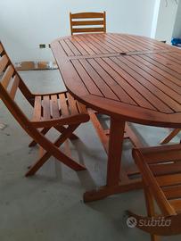 Tavolo e sedie in legno da esterno 