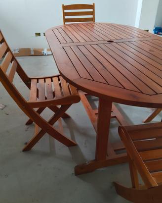 Tavolo e sedie in legno da esterno 