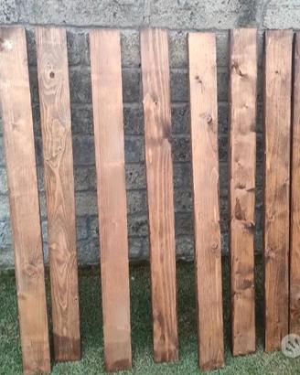 Tavole in legno di abete, levigate e trattate.