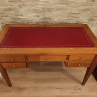 Scrivania in legno con piano in pelle – Stile clas