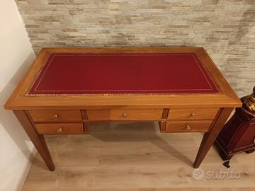 Scrivania in legno con piano in pelle – Stile clas