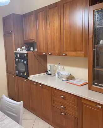 cucina con tavolo e sedie 