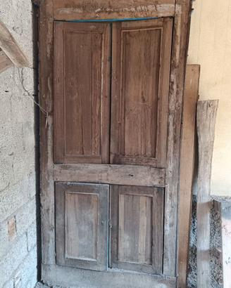 Armadio antico in legno massello da restaurare