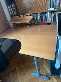 Scrivania angolare con accessori