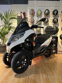 Piaggio mp3 300 hpe -2024 - guida con patente b